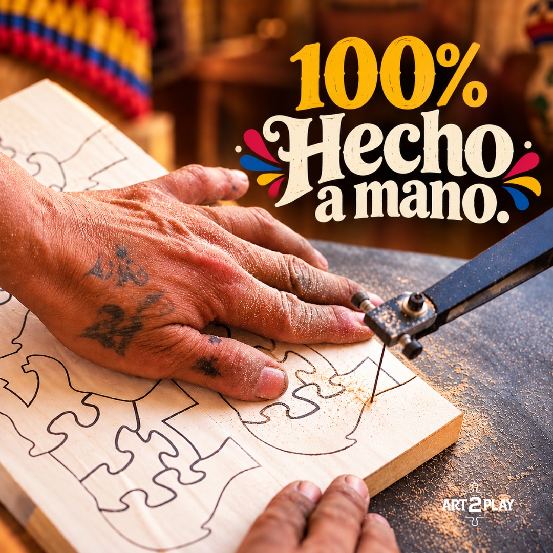 Artesano cortando una pieza de madera a mano, proceso 100% hecho a mano